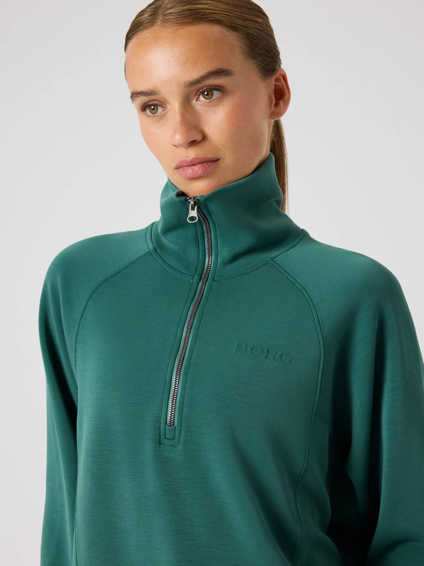 Mallard Green (Grønn) Studio Soft Halfzip Sweatshirt med ton-i-ton BORG-logo, nærbilde av kvinne. - Image 5