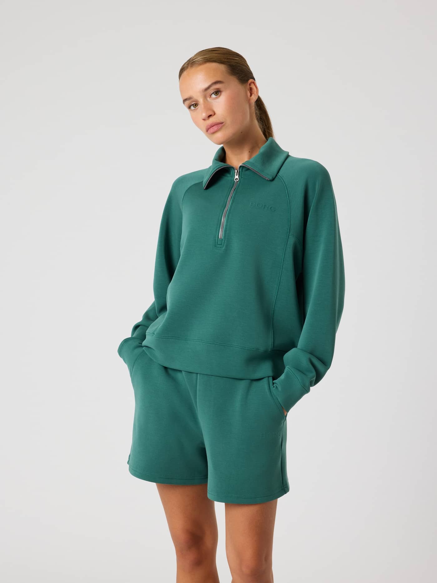 Studio Soft Halfzip Sweatshirt i Mallard Green (Grønn) med en løs passform og raglanermer, sett forfra. - Image 2