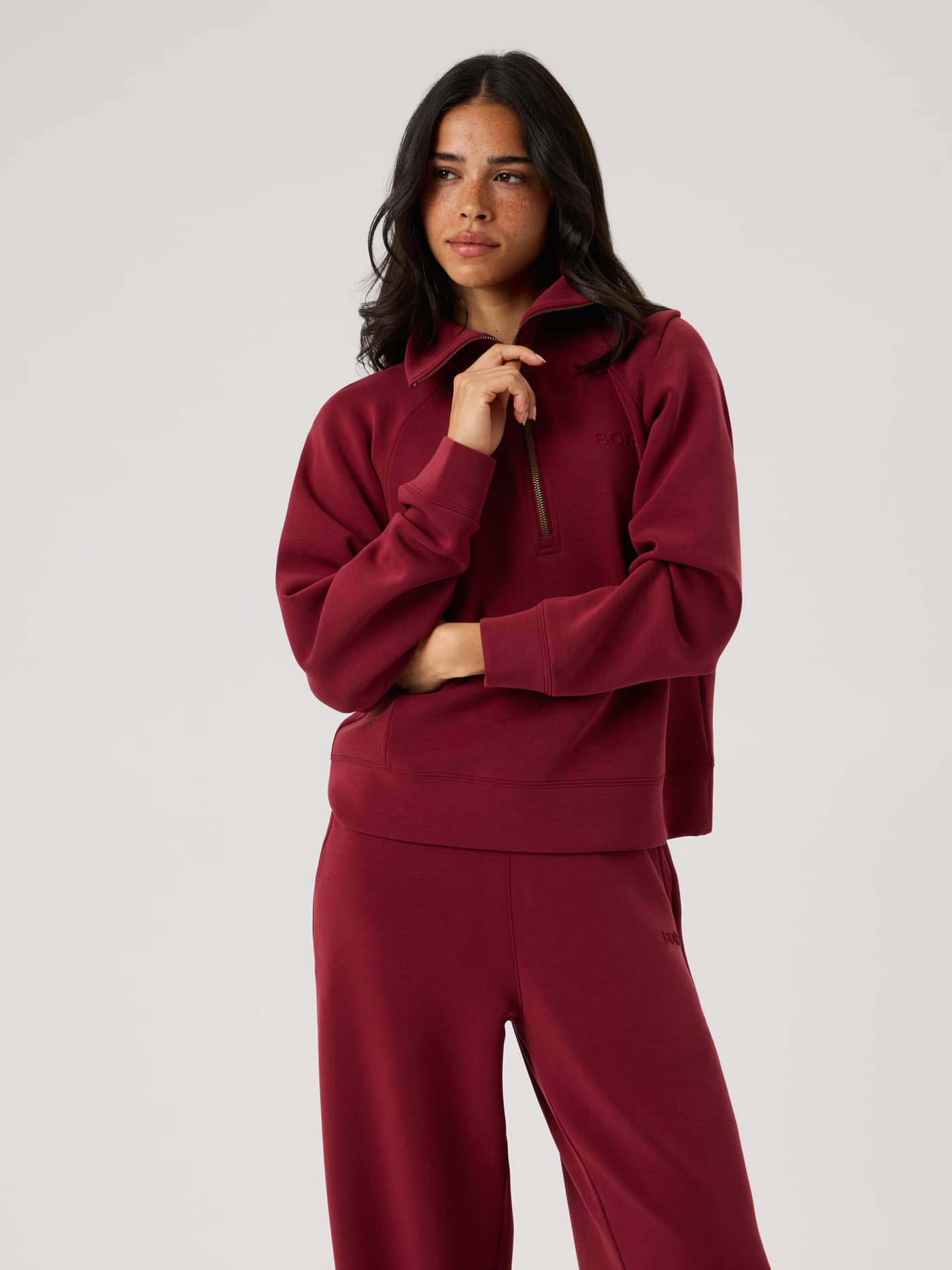 Studio Soft Halfzip Sweatshirt i Cabernet (Röd) med hög krage och halv dragkedja. - Image 1