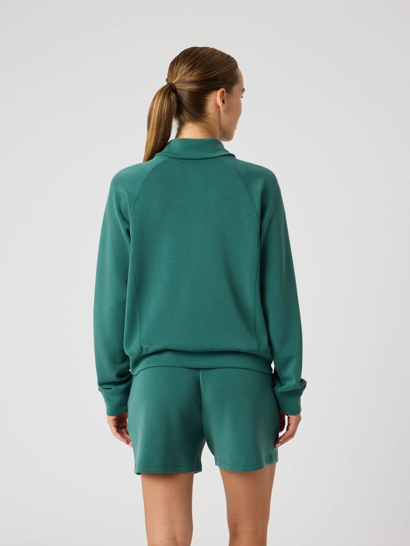 Studio Soft Halfzip Sweatshirt i Mallard Green (Grønn) i myk TENCEL™ Modal med løs passform, sett bakfra. - Image 3