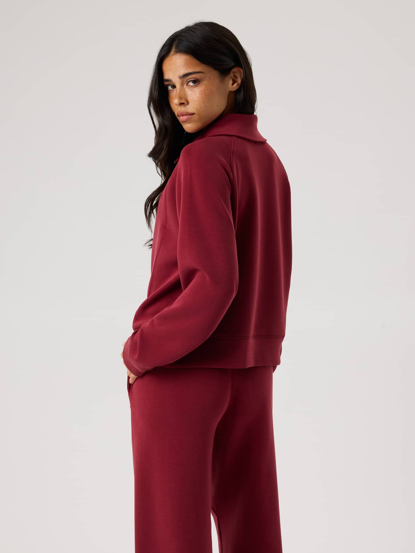 Baksidan av Studio Soft Halfzip Sweatshirt i Cabernet (Röd) med raglanärmar och en hög krage. - Image 2