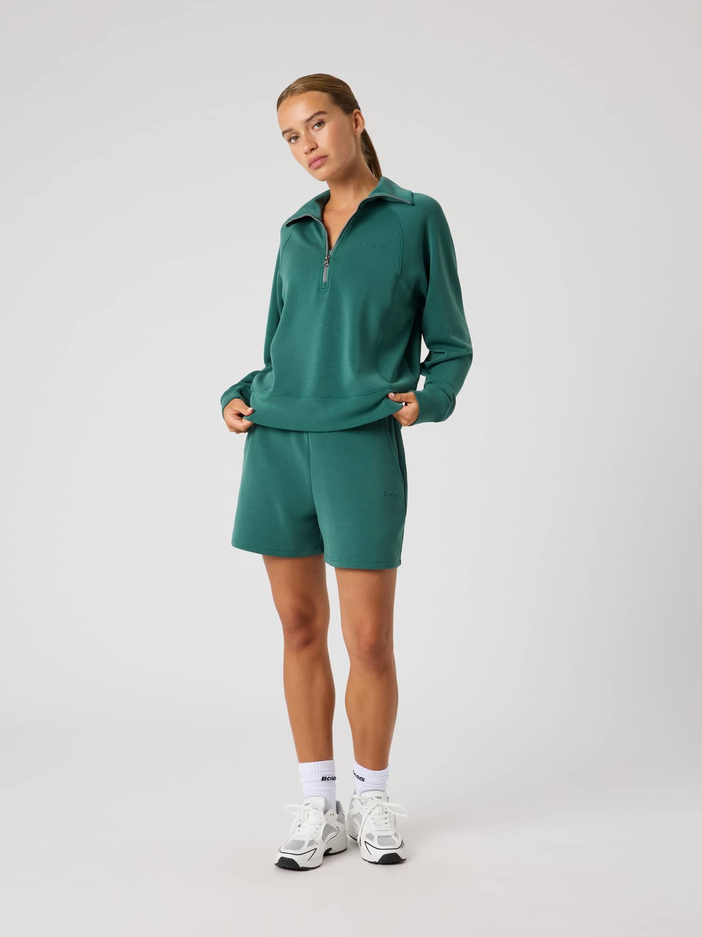 Mallard Green (Grønn) Studio Soft Halfzip Sweatshirt med løs passform og ton-i-ton-logo, sett forfra i helfigur. - Image 4