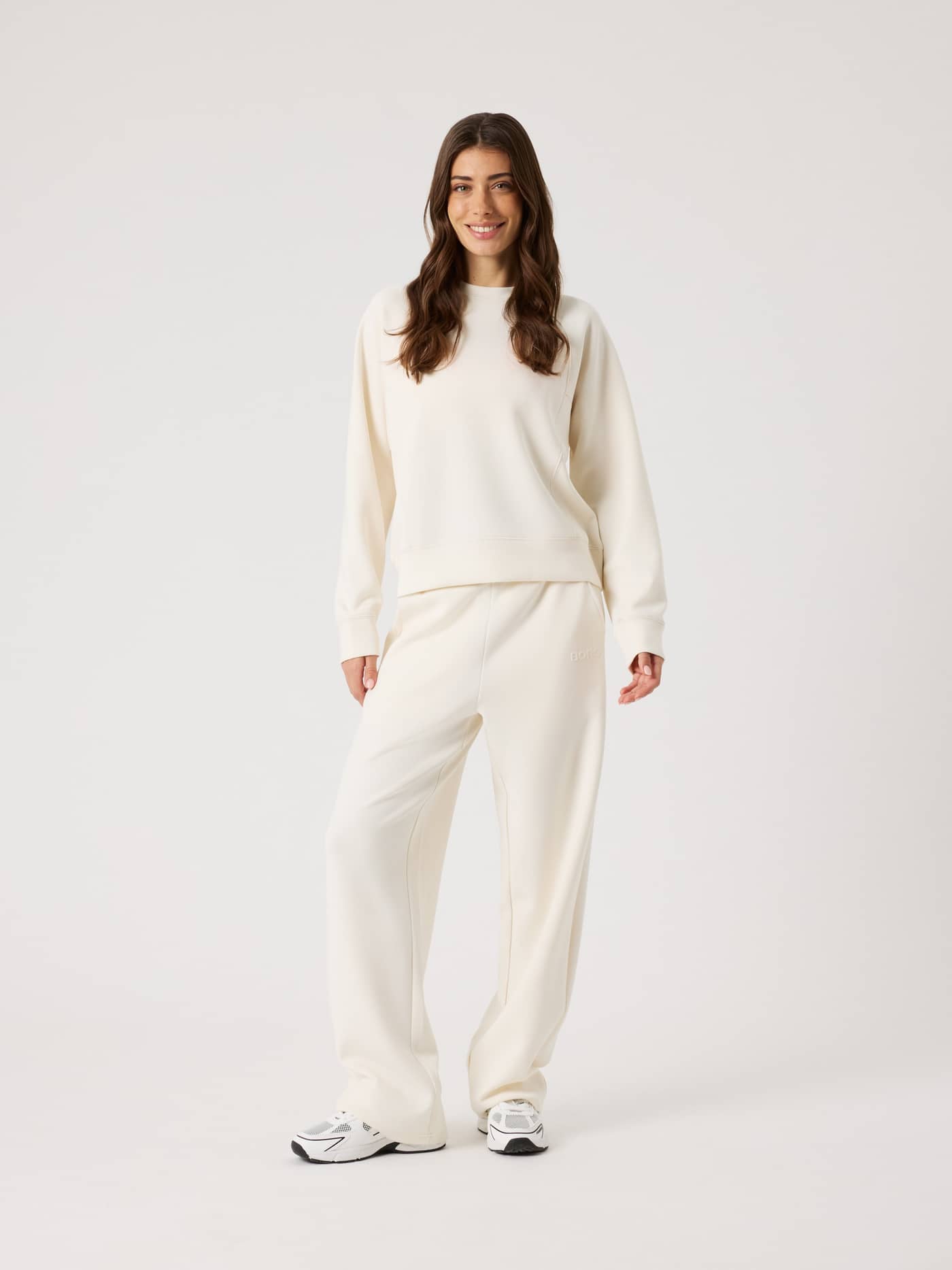 Vue de face d'une femme portant le Studio Soft Sweatshirt en Tofu (Blanc) pour une coupe décontractée et stylée. - Image 3