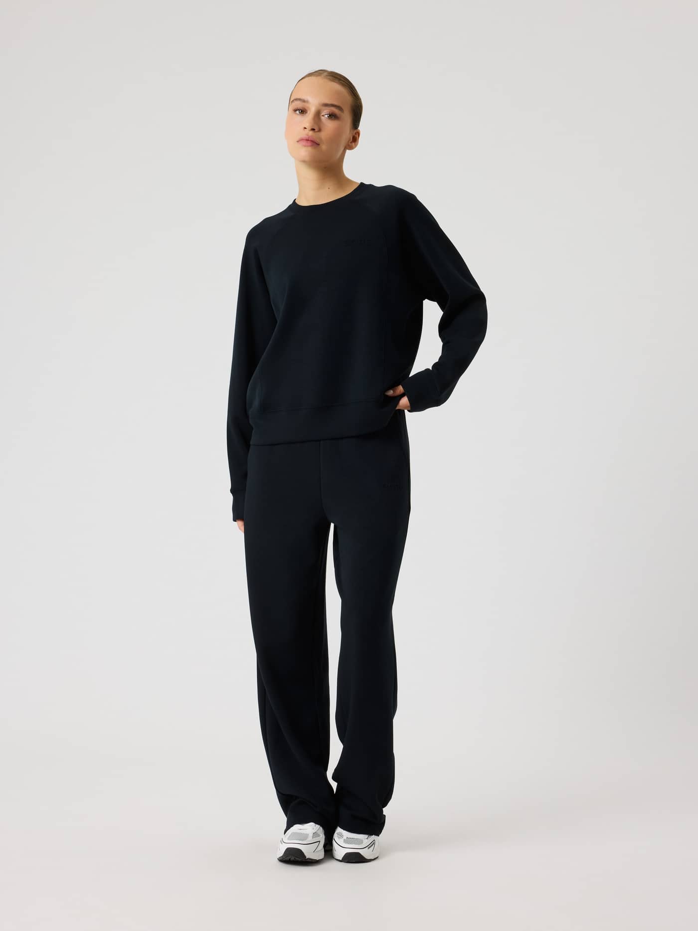Vue de face d'une femme portant le Studio Soft Sweatshirt en Black Beauty (Noir), coupe décontractée en mélange de modal. - Image 3
