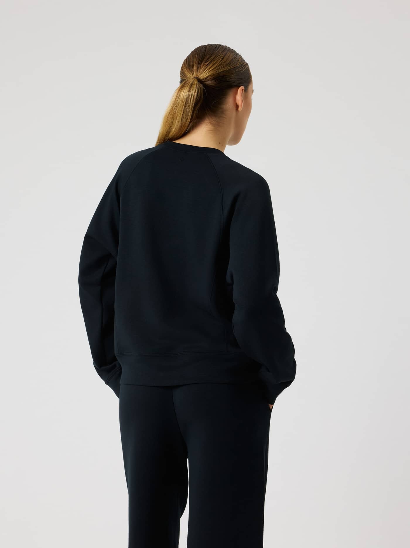 Vue de dos du Studio Soft Sweatshirt en Black Beauty (Noir) à coupe décontractée et manches raglan pour femme. - Image 2