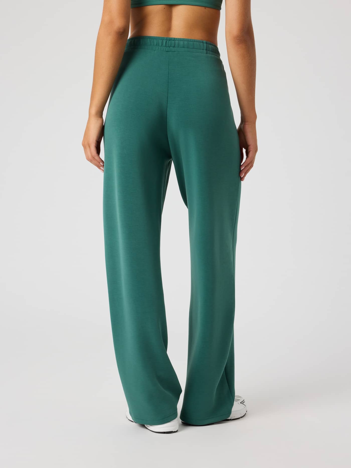 Rückansicht der Studio Soft Sweatpants in Mallard Green (Grün) aus weichem TENCEL™ Modal mit bequemer Passform für Damen. - Image 2