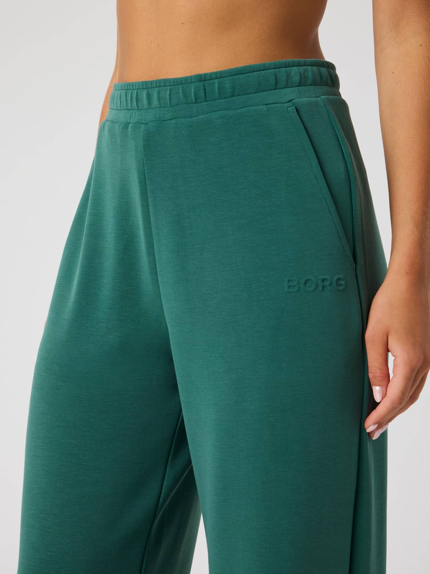 Nahaufnahme der Studio Soft Sweatpants in Mallard Green (Grün) mit tonalem BORG-Logo und bequemer Passform. - Image 4