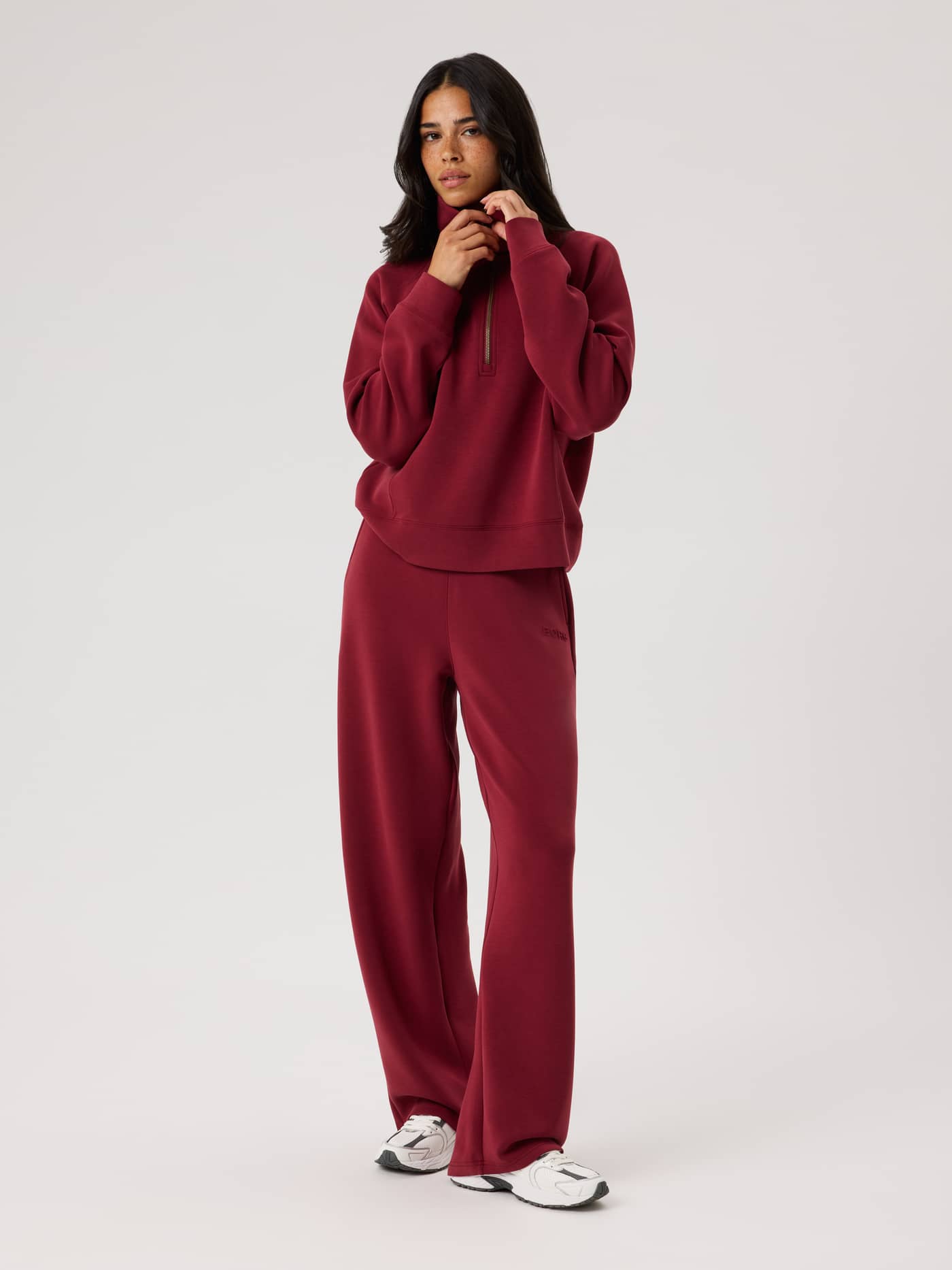 Studio Soft Sweatpants i Cabernet (Röd) på en kvinna sedd framifrån i helfigur. - Image 2