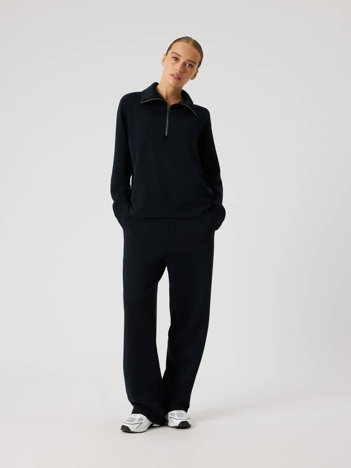 Studio Soft Sweatpants i Black Beauty (Sort) set forfra i fuld figur med en stilfuld og behagelig pasform. - Image 3