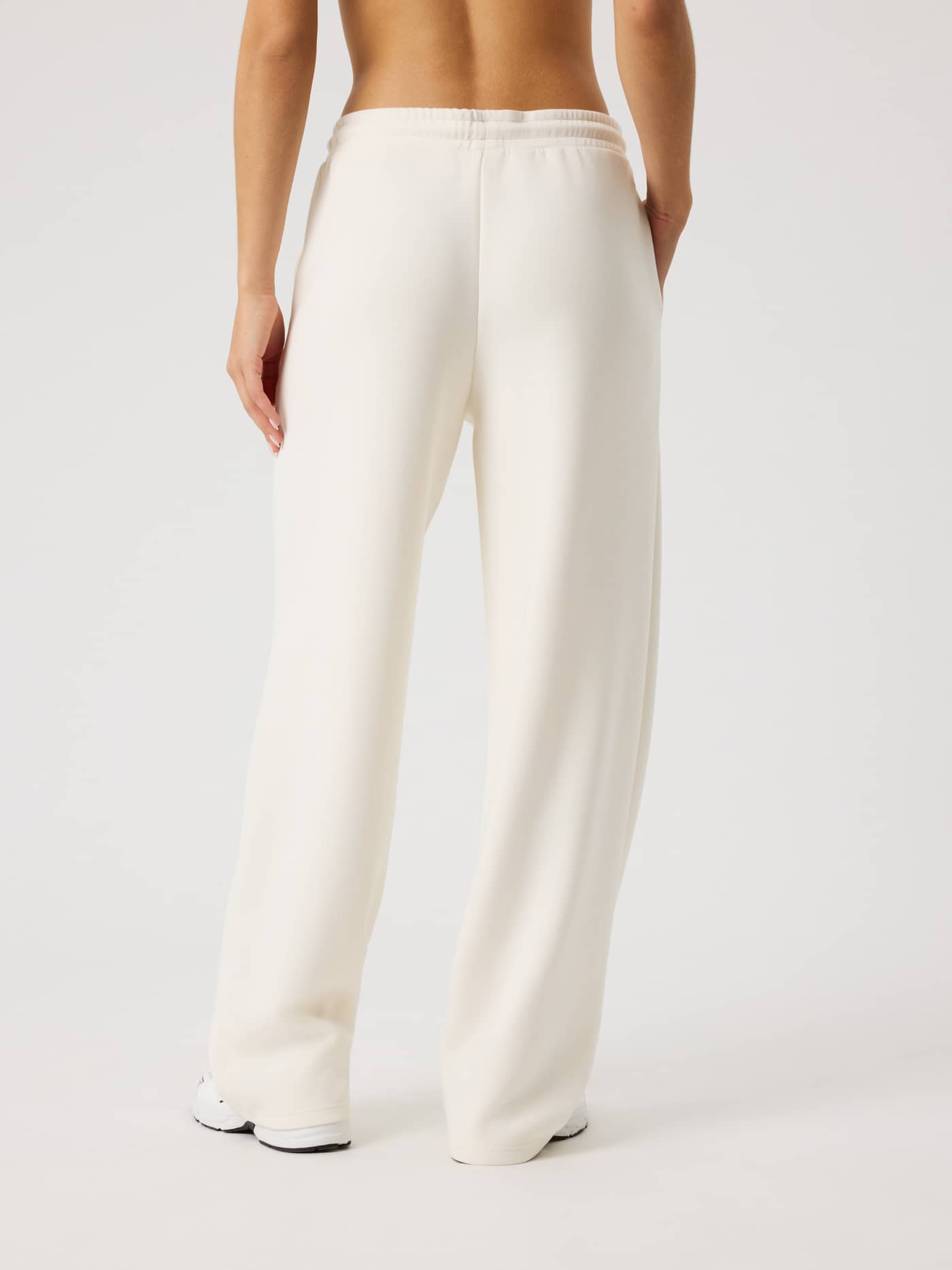 Studio Soft Sweatpants i Tofu (Vit) sedda bakifrån med en mjuk och avslappnad passform för dam. - Image 2