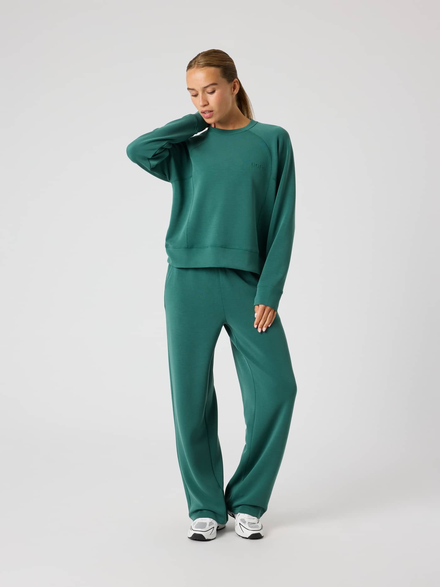 Ganzkörper-Vorderansicht der Studio Soft Sweatpants in Mallard Green (Grün) mit passendem Oberteil für bequeme Passform. - Image 3