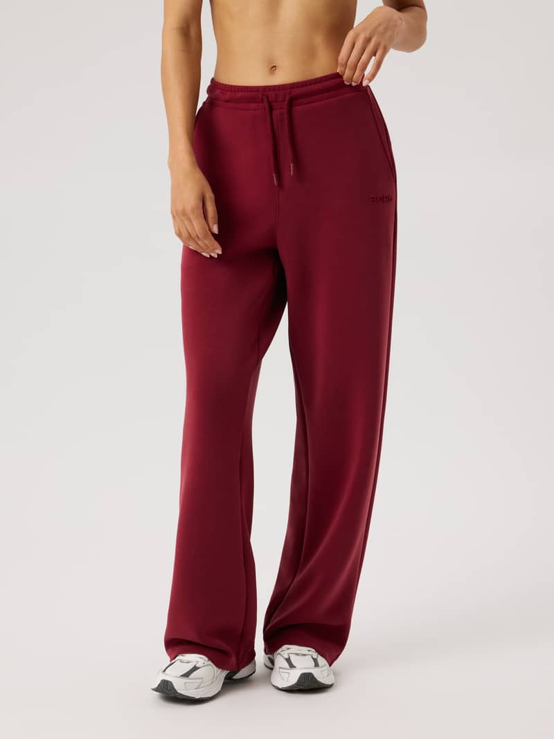 Studio Soft Sweatpants i Cabernet (röd) med elastisk midja och dragsko sedda framifrån.