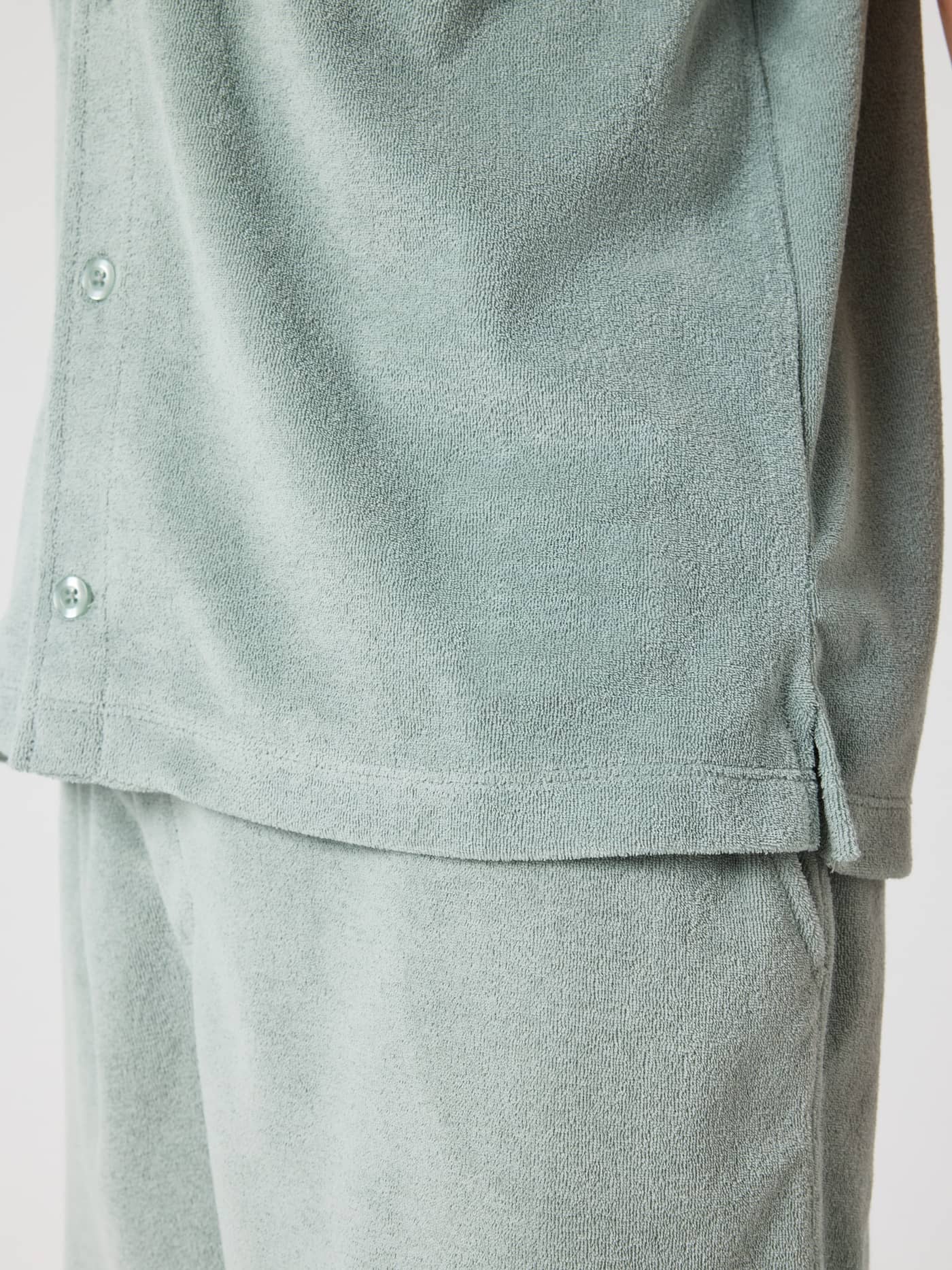 Detailed side view of the kids' Borg Toweling Pool Shirt in Slate Gray (Green), featuring soft cotton toweling fabric. - Image 4