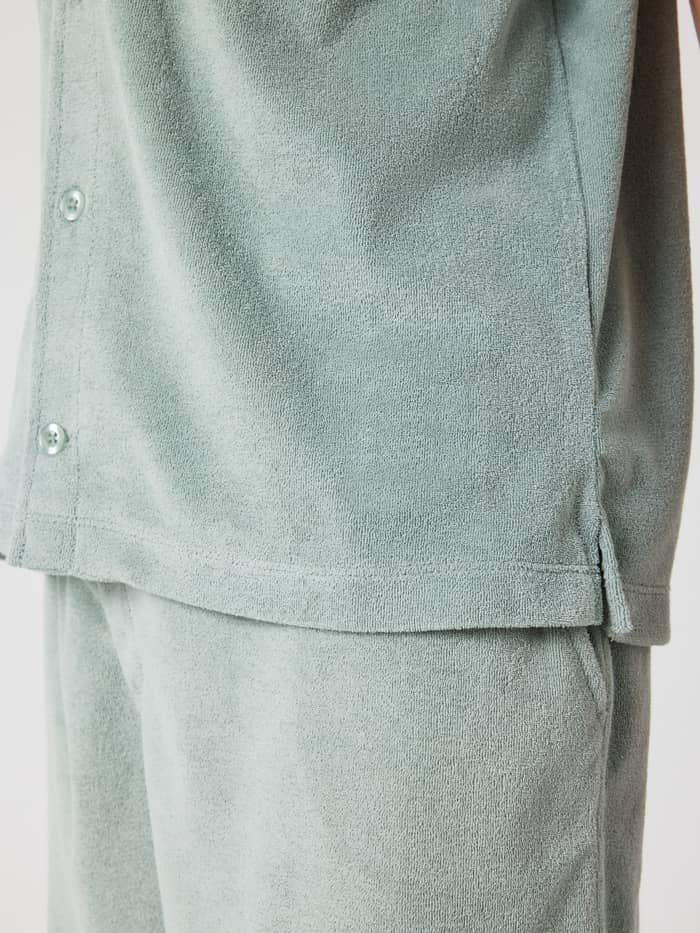 Borg Toweling Pool Shirt til kids i Slate Gray (Grøn) set fra siden i blødt frottéstof af bomuld. - Image 4