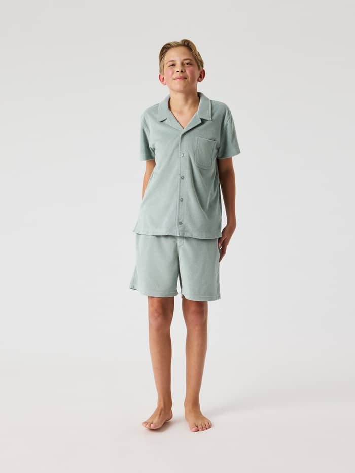 Borg Toweling Pool Shirt i Slate Gray (Grøn) til kids set forfra i blød frotté med en klassisk regular fit. - Image 3