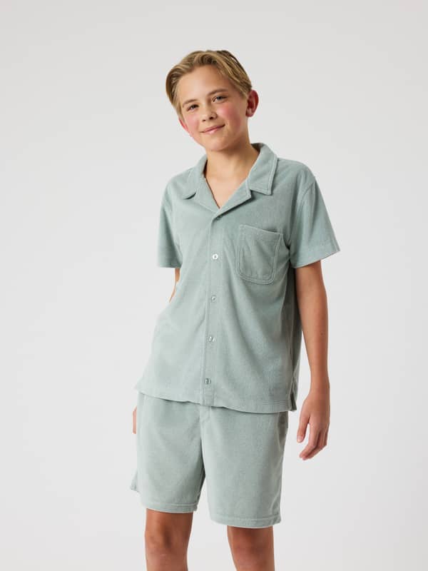 Borg Toweling Pool Shirt i Slate Gray (Grøn) set forfra på kids i blødt frotté med en regular fit.