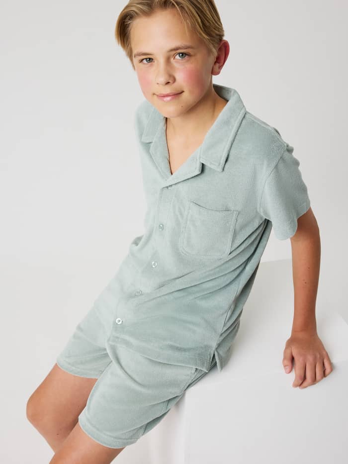 Borg Toweling Pool Shorts i Slate Gray (Grøn) set forfra på et barn i blødt frottémateriale. - Image 4