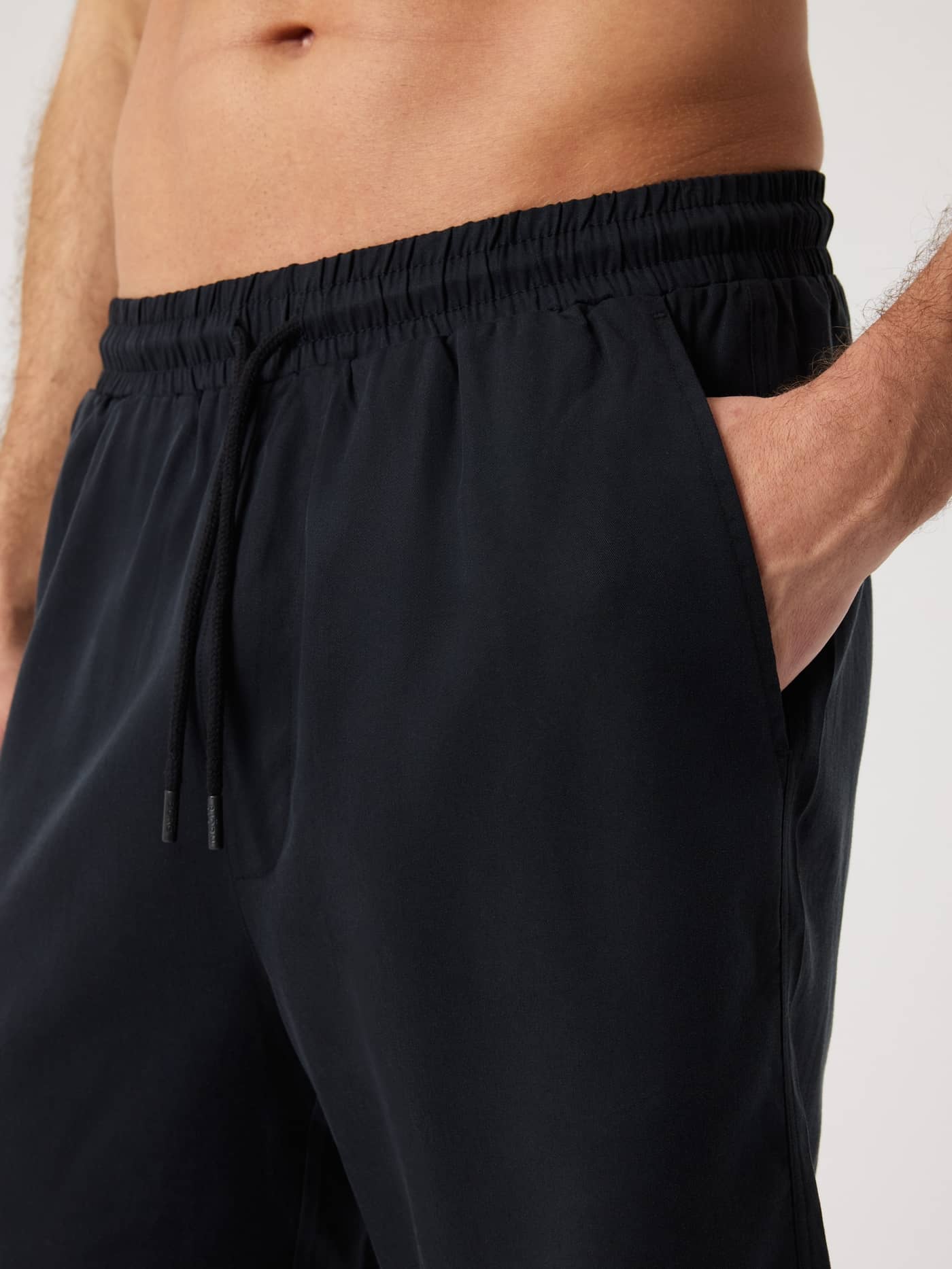 Gros plan d'un mannequin en Borg Lyocell Resort Shorts Black Beauty (Noir) avec cordon de serrage et poches latérales. - Image 4