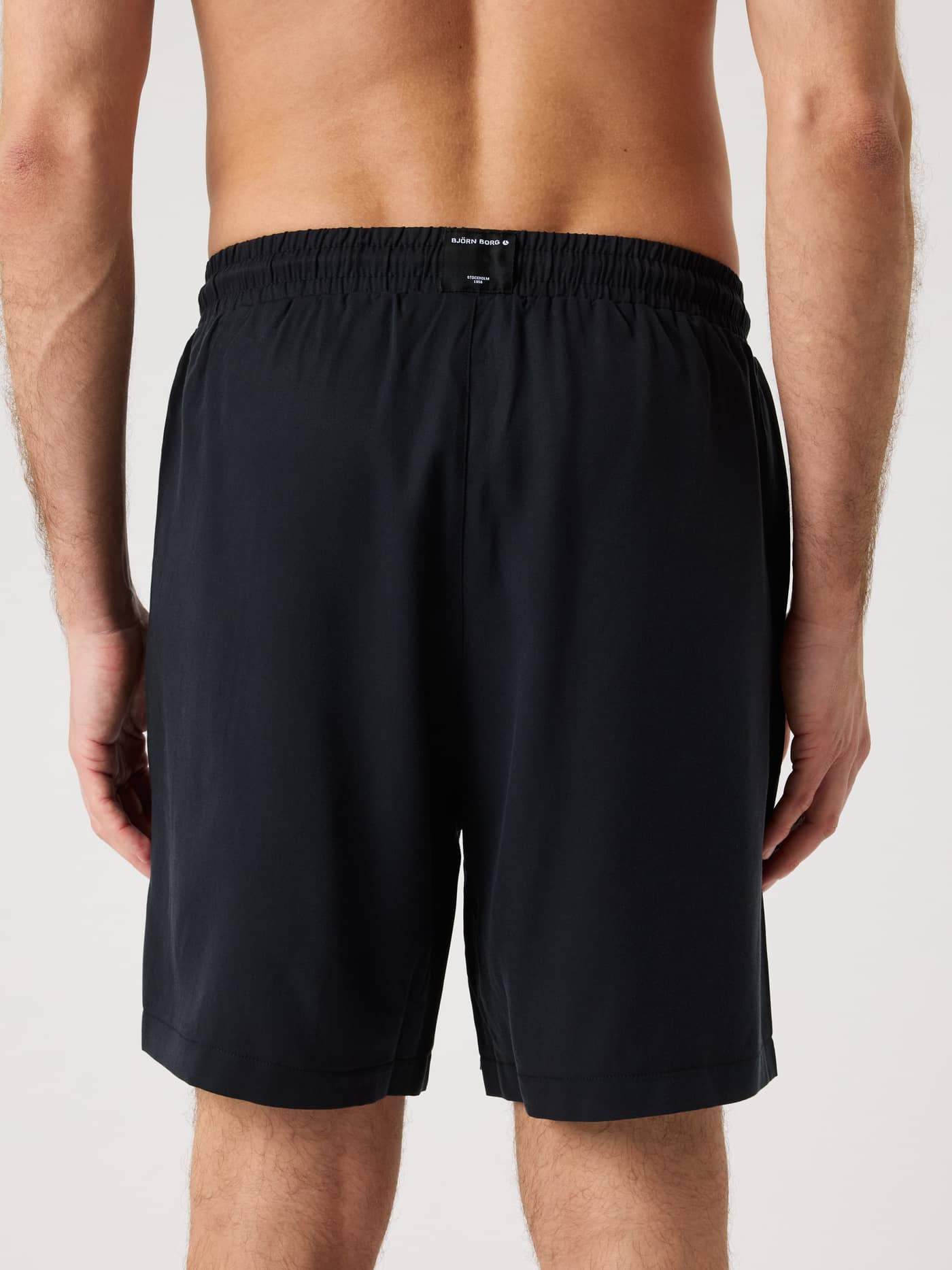 Vue de dos d'un homme en Borg Lyocell Resort Shorts Black Beauty (Noir), 100 % lyocell avec une coupe régulière. - Image 2