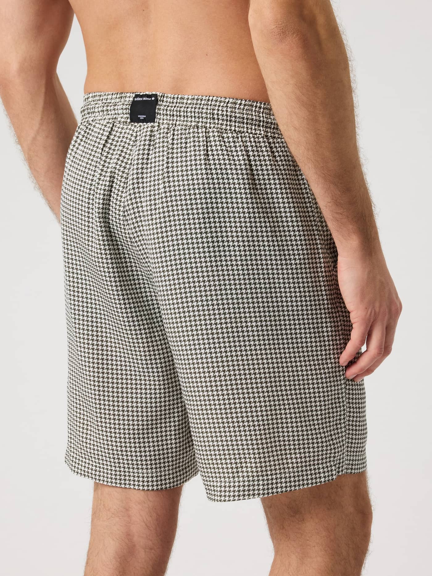 Borg Lyocell Resort Shorts i Houndstooth 3 (Svart och Vit) sedda bakifrån med signaturetikett i linningen för herrar. - Image 2