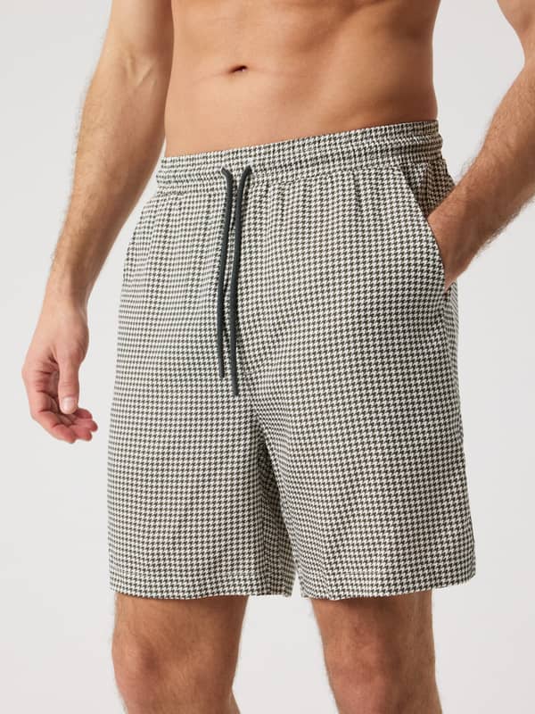 Vue de face du Borg Lyocell Resort Shorts Houndstooth 3 (Noir, Blanc) à motif pied-de-poule en lyocell doux.