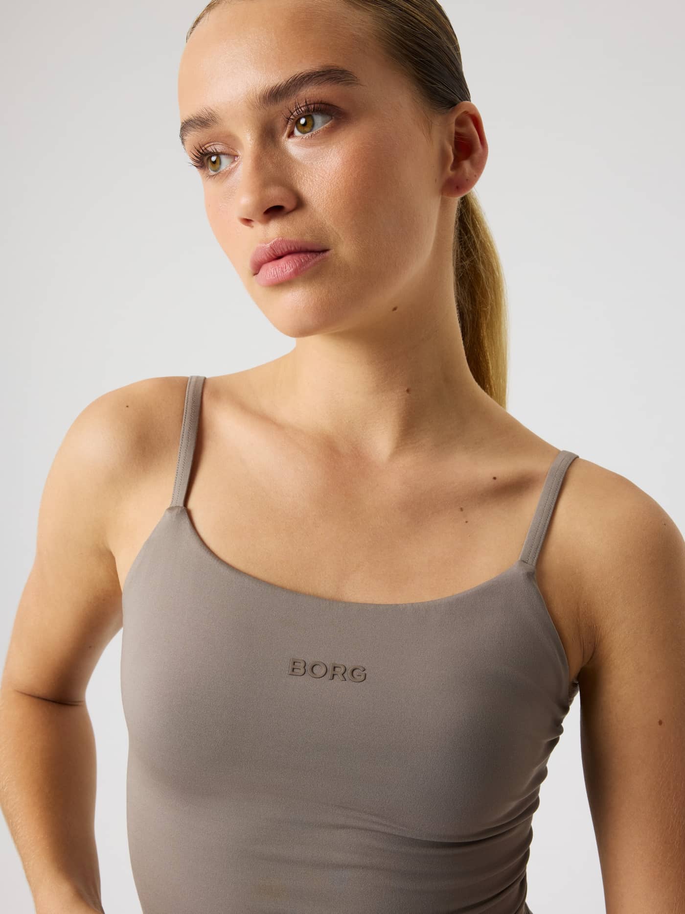 Studio Soft Cropped Tank Top in Falcon (Bruin) met een slim fit en tonaal logo voor training in vooraanzicht. - Image 5