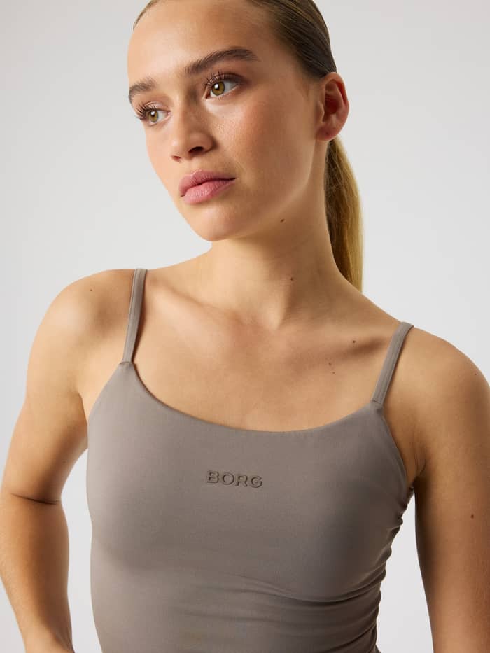 Vue de face du Studio Soft Cropped Tank Top ajusté Falcon (Marron) avec logo ton sur ton pour l'entraînement. - Image 5