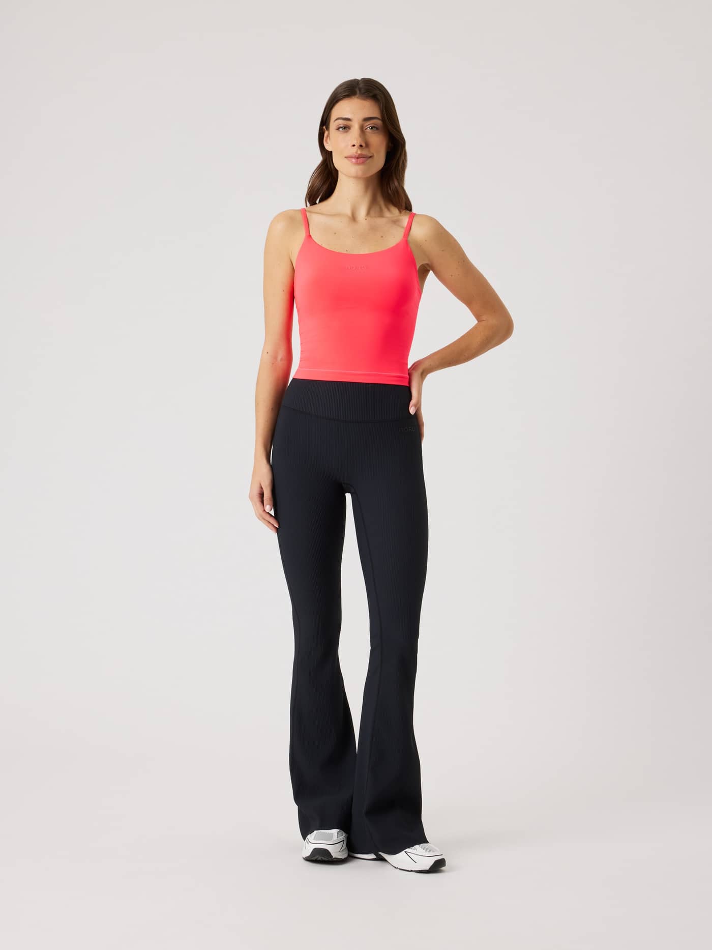 Ganzkörper-Vorderansicht eines Models im Studio Soft Cropped Tank Top in Diva Pink (Pink), schmal geschnitten fürs Training. - Image 3