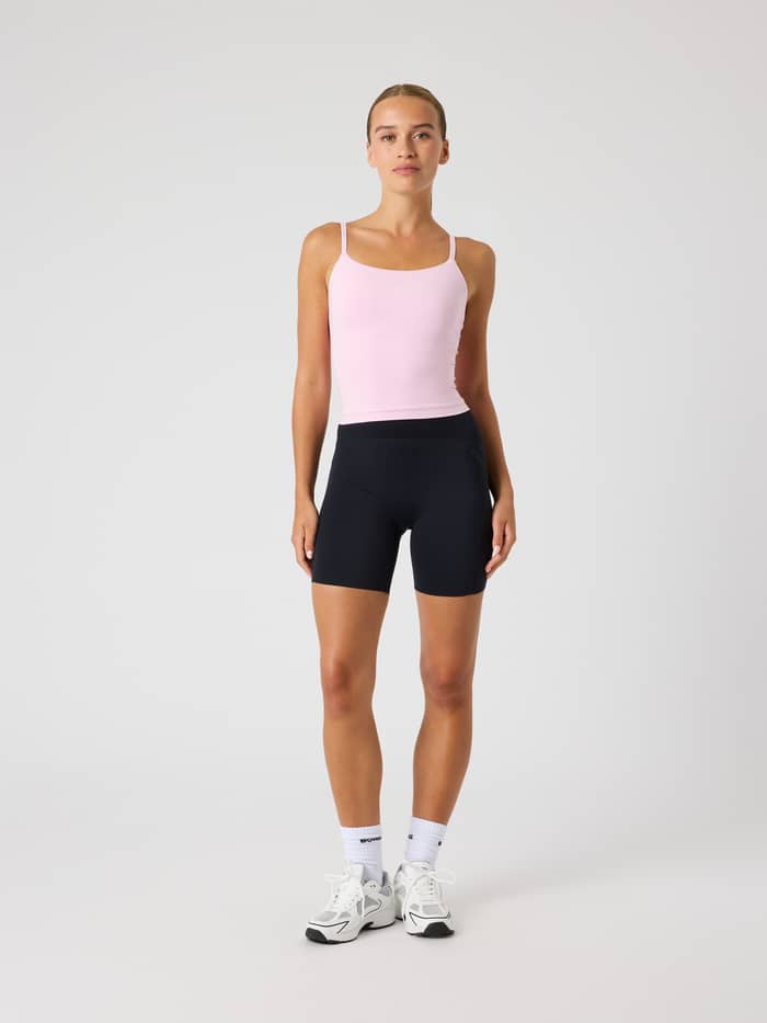 Vue de face du Studio Soft Cropped Tank Top en Pink Lady (Rose) en polyester recyclé pour l’entraînement. - Image 5