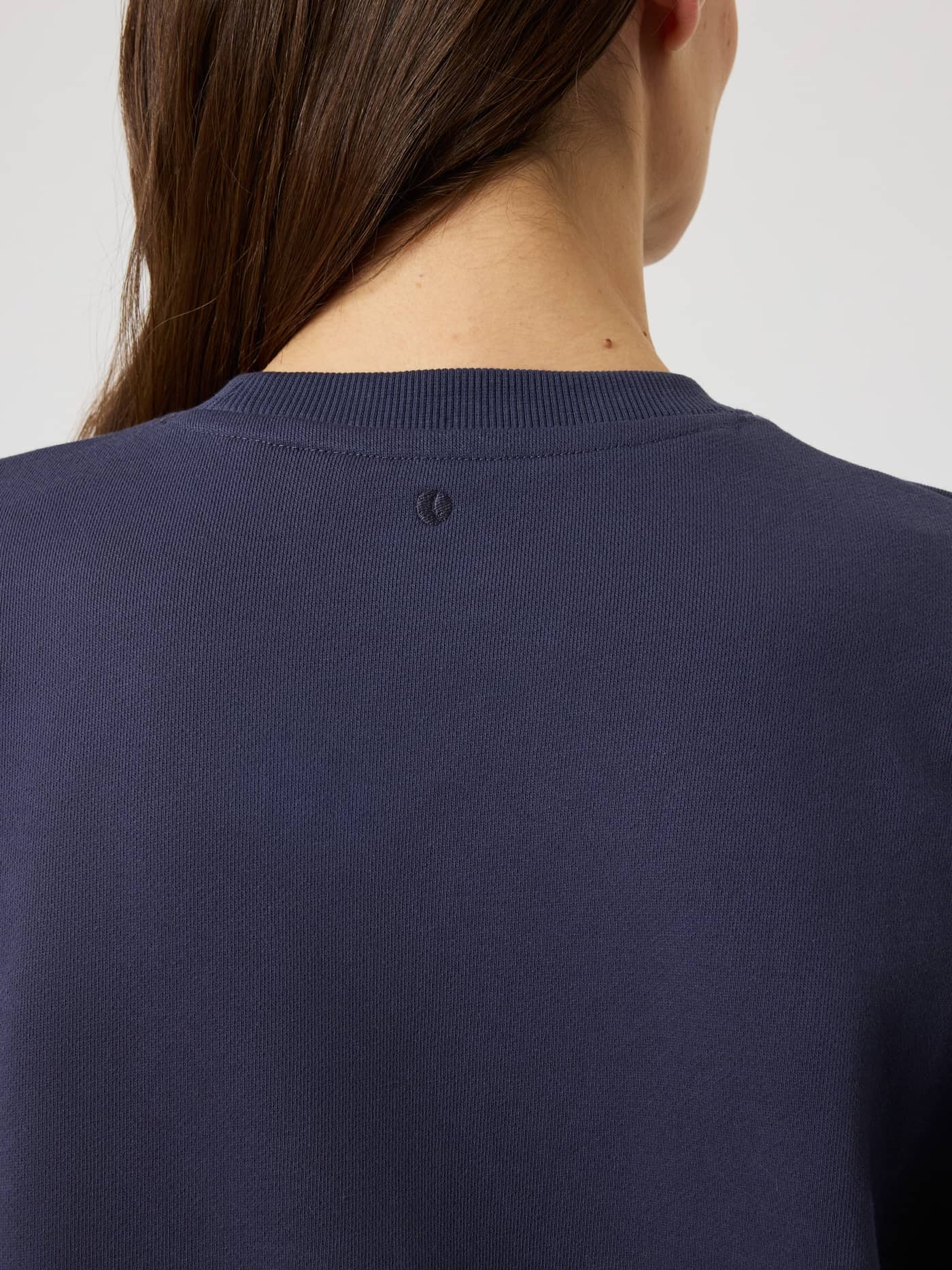 Studio Oversized Sweatshirt i Odyssey Gray (marineblå) med ribbestrikket hals og ton-i-ton-logo, sett bakfra. - Image 4