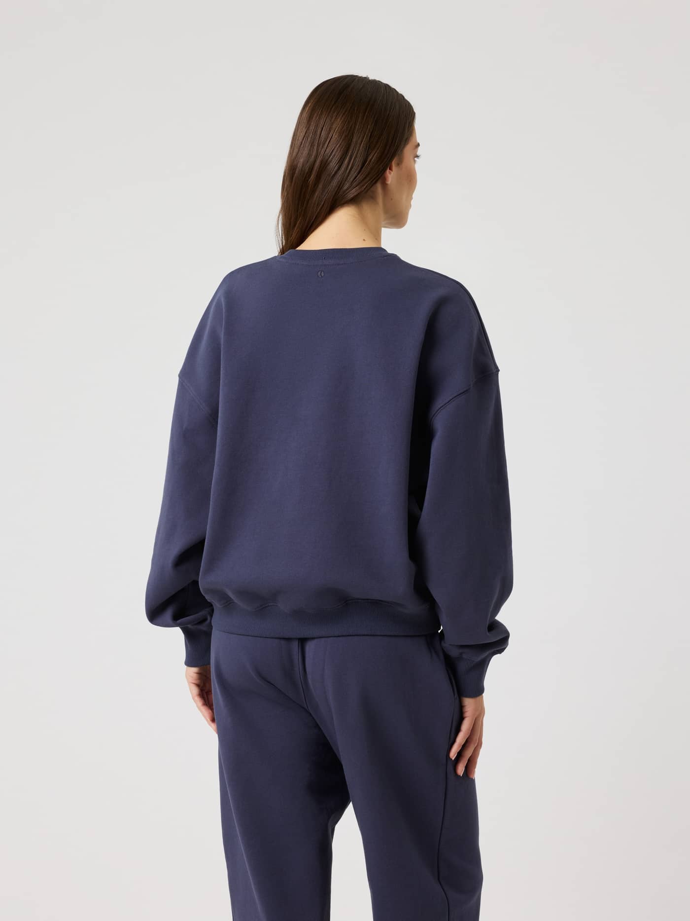 Studio Oversized Sweatshirt i Odyssey Gray (marineblå) med en stilig og avslappet passform for kvinner, sett bakfra. - Image 3