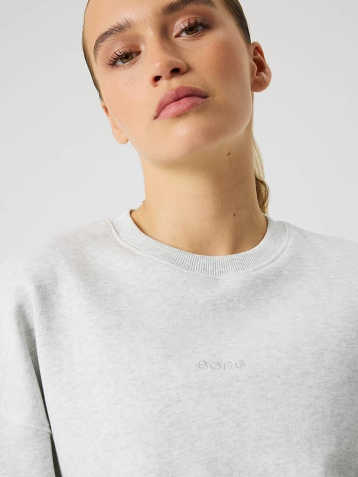Nahaufnahme des Studio Oversized Sweatshirt für Damen in Ultra Light Grey Melange (Grau) mit grauem BORG-Logo. - Image 5