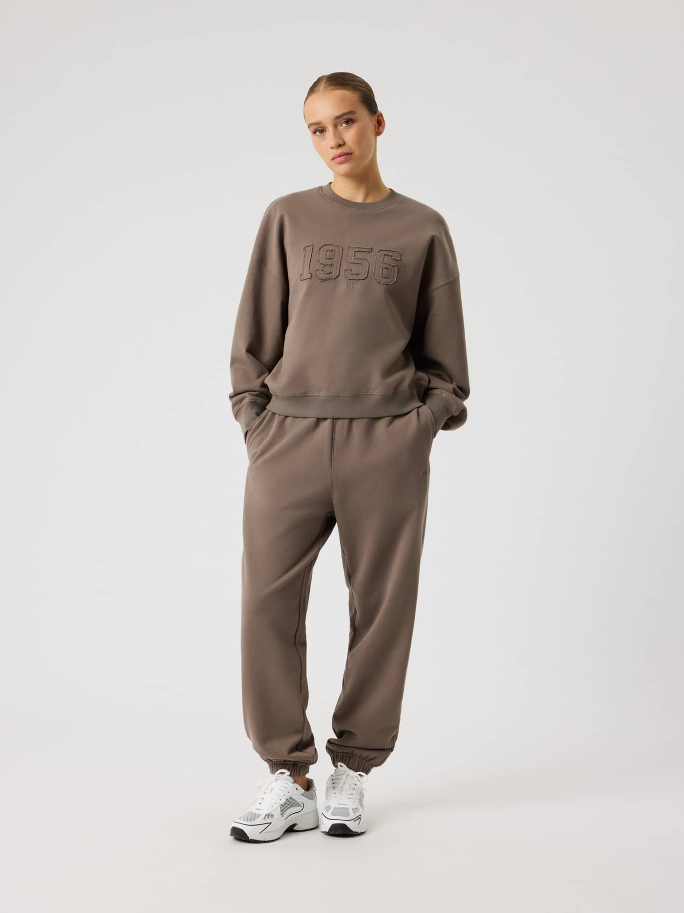 Full-body front view of a woman wearing the Björn Borg Studio Oversized Sweatshirt in Falcon (Brown) with a relaxed fit. - Image 4
