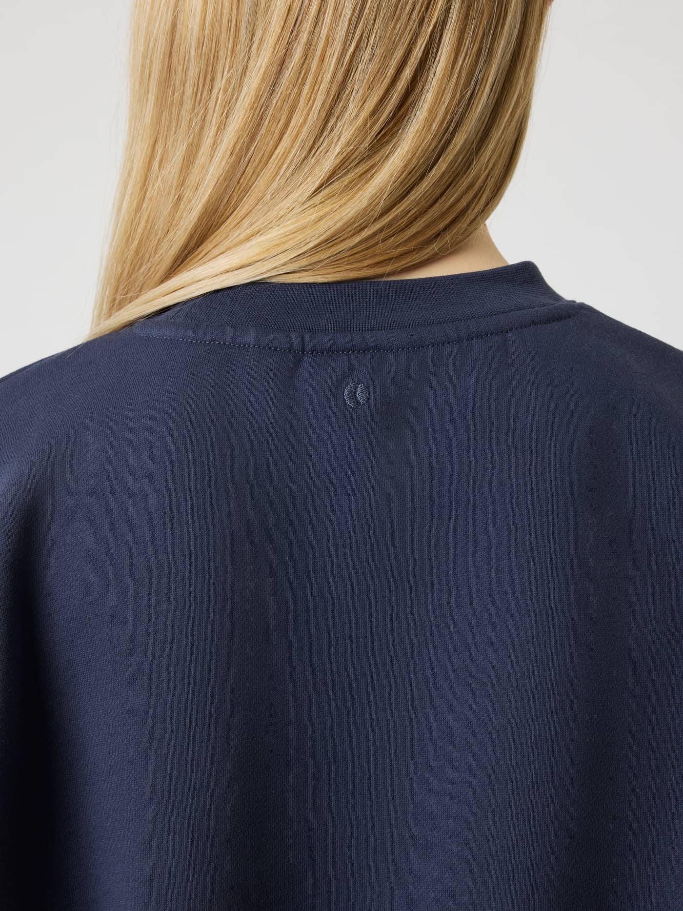 Close-up back view of the Borg Oversized Sweatshirt for kids in Odyssey Gray (Navy) featuring a small tonal logo. - Image 4