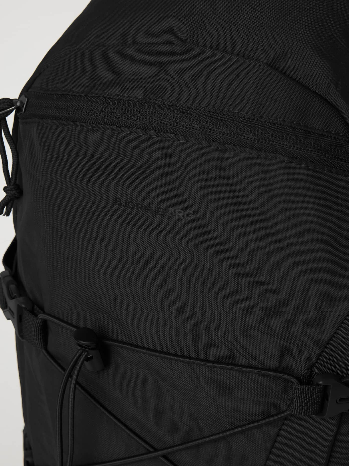 Gros plan du Borg Explorer Backpack 28L en Black Beauty (Noir) avec logo noir et polyamide pour l'entraînement. - Image 7