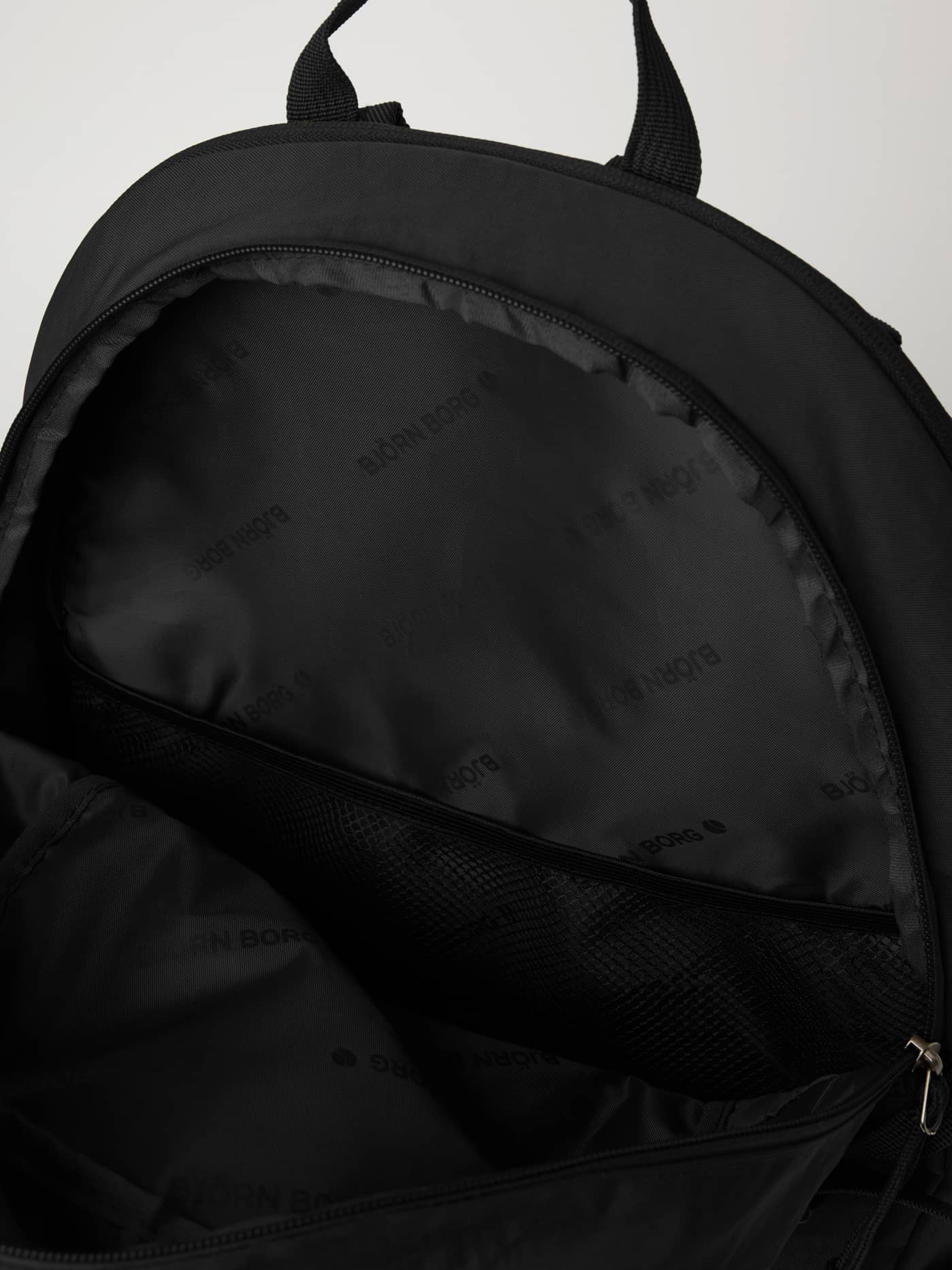 Vue intérieure du Borg Explorer Backpack 28L Black Beauty (Noir), doublure à logo noir et poche filet pour l'entraînement. - Image 5