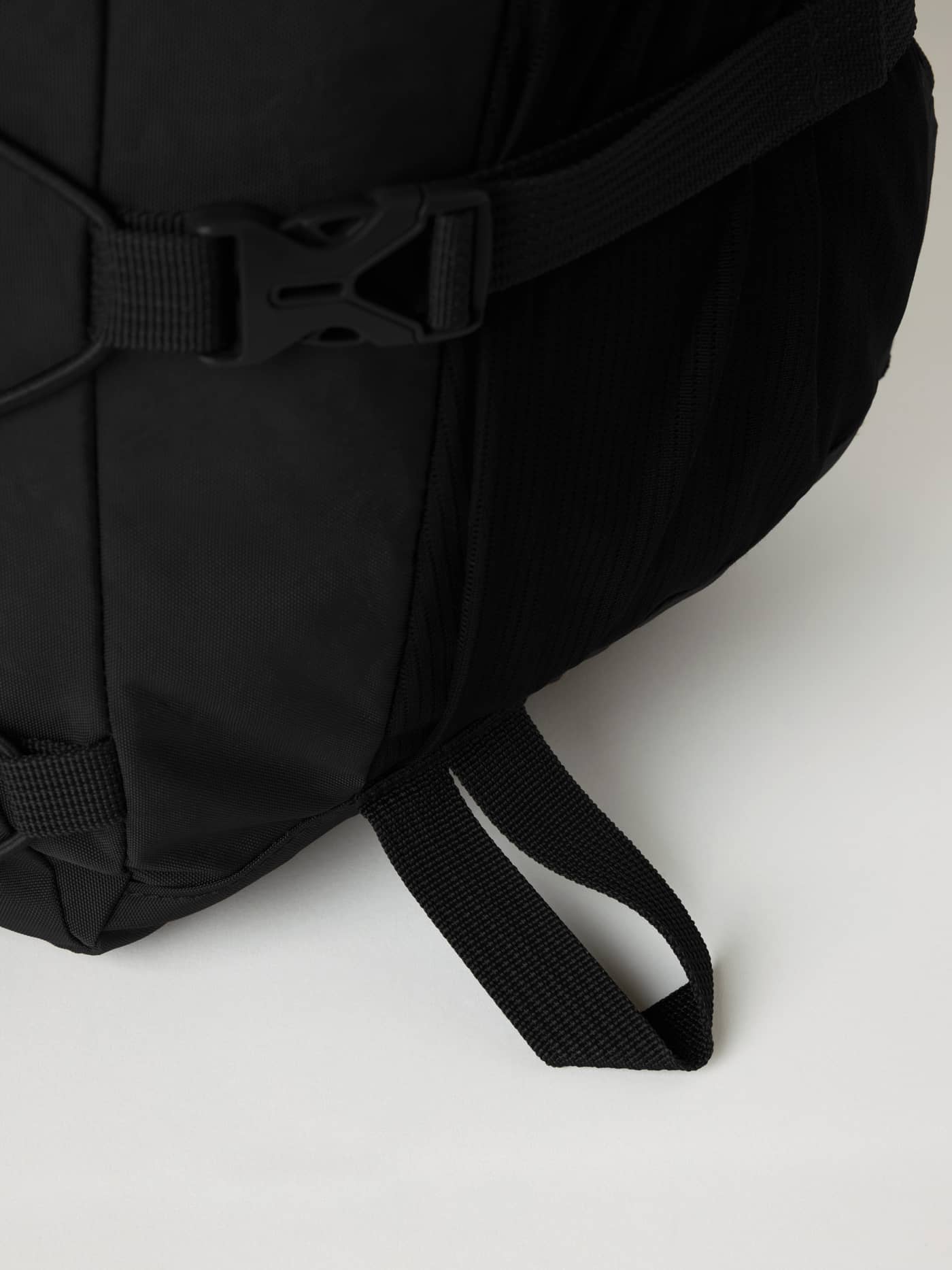 Gros-plan du Borg Explorer Backpack 28L en Black Beauty (Noir) avec sangles robustes et boucle pour l'entraînement. - Image 6