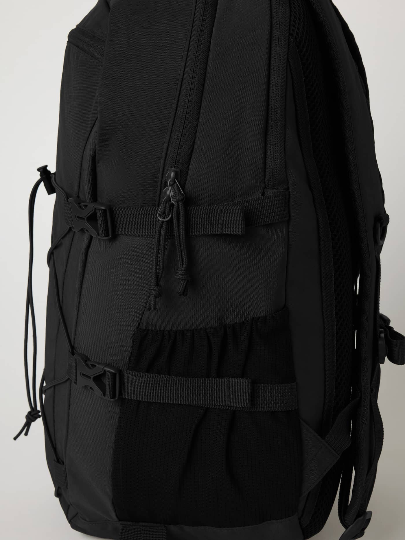 Vue latérale détaillée du Borg Explorer Backpack 28L en polyamide robuste Black Beauty (Noir), idéal pour l'entraînement. - Image 4