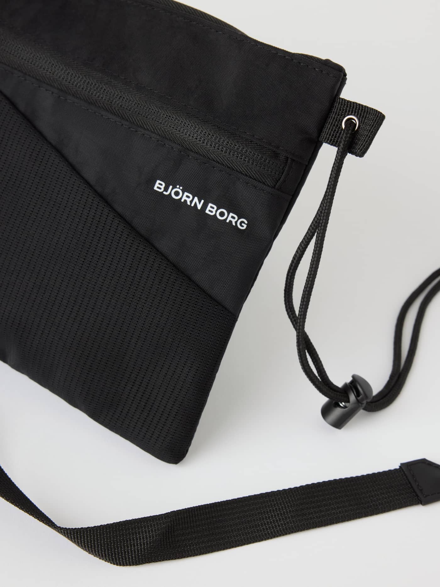 Gros plan détaillé du Borg Explorer Crossover Bag en Black Beauty (Noir) pour le training avec mesh et logo blanc. - Image 2