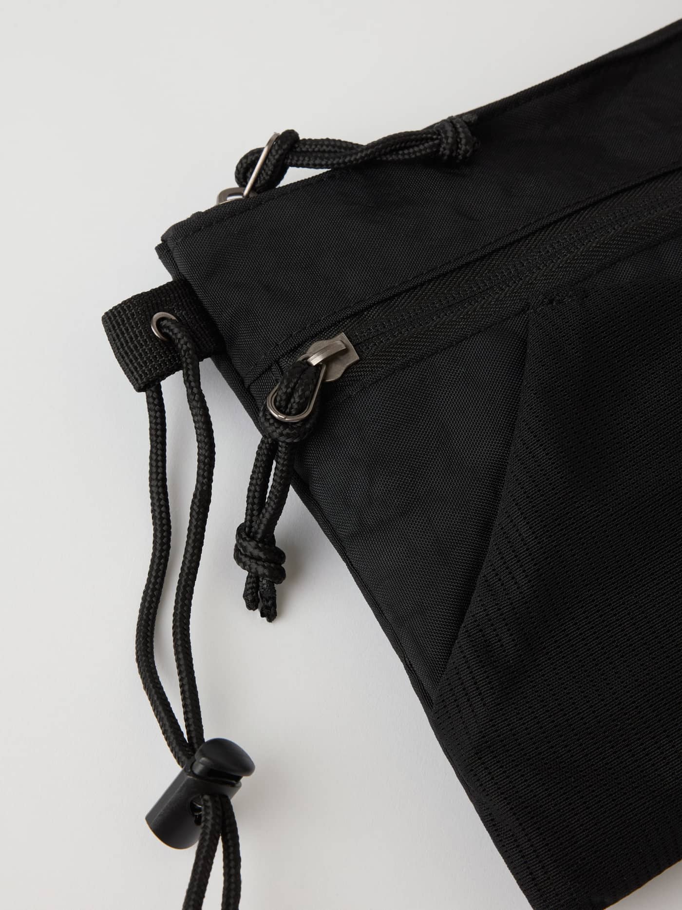 Détail du Borg Explorer Crossover Bag en Black Beauty (Noir) avec poche zippée et mesh conçu pour le training. - Image 3