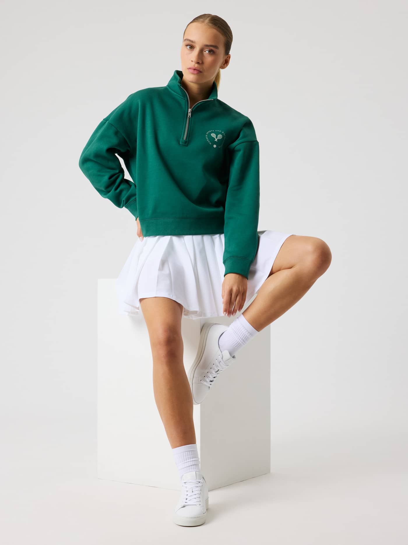 Borg Halfzip Sweatshirt i Posy Green (Grønn) sett forfra på en kvinne, med hvit tennislogo og stilig regular fit. - Image 6
