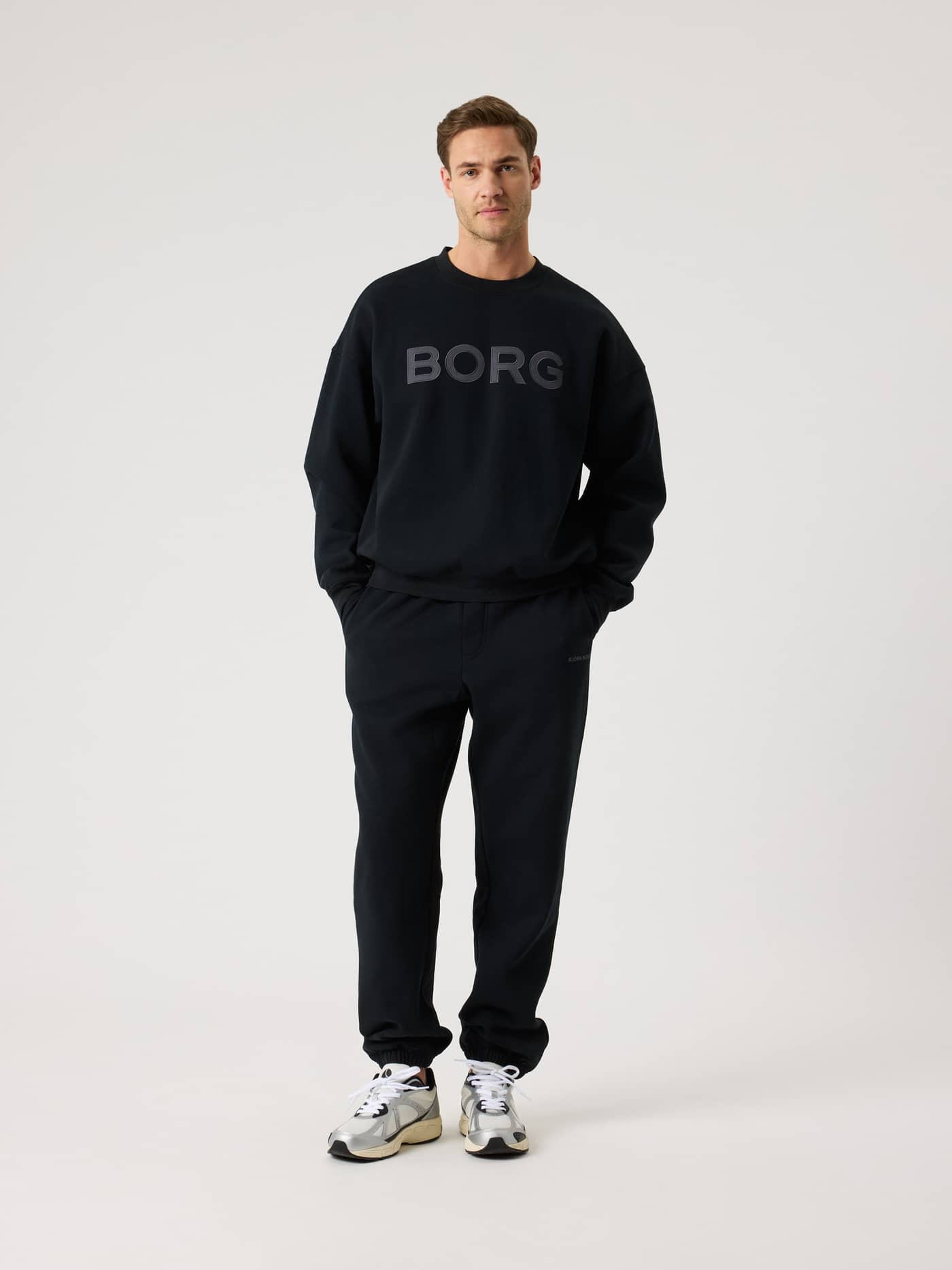 Vorderansicht eines Mannes im Borg Oversized Logo Sweatshirt aus Baumwollmix in Black Beauty (Schwarz) mit grauem Logo. - Image 3