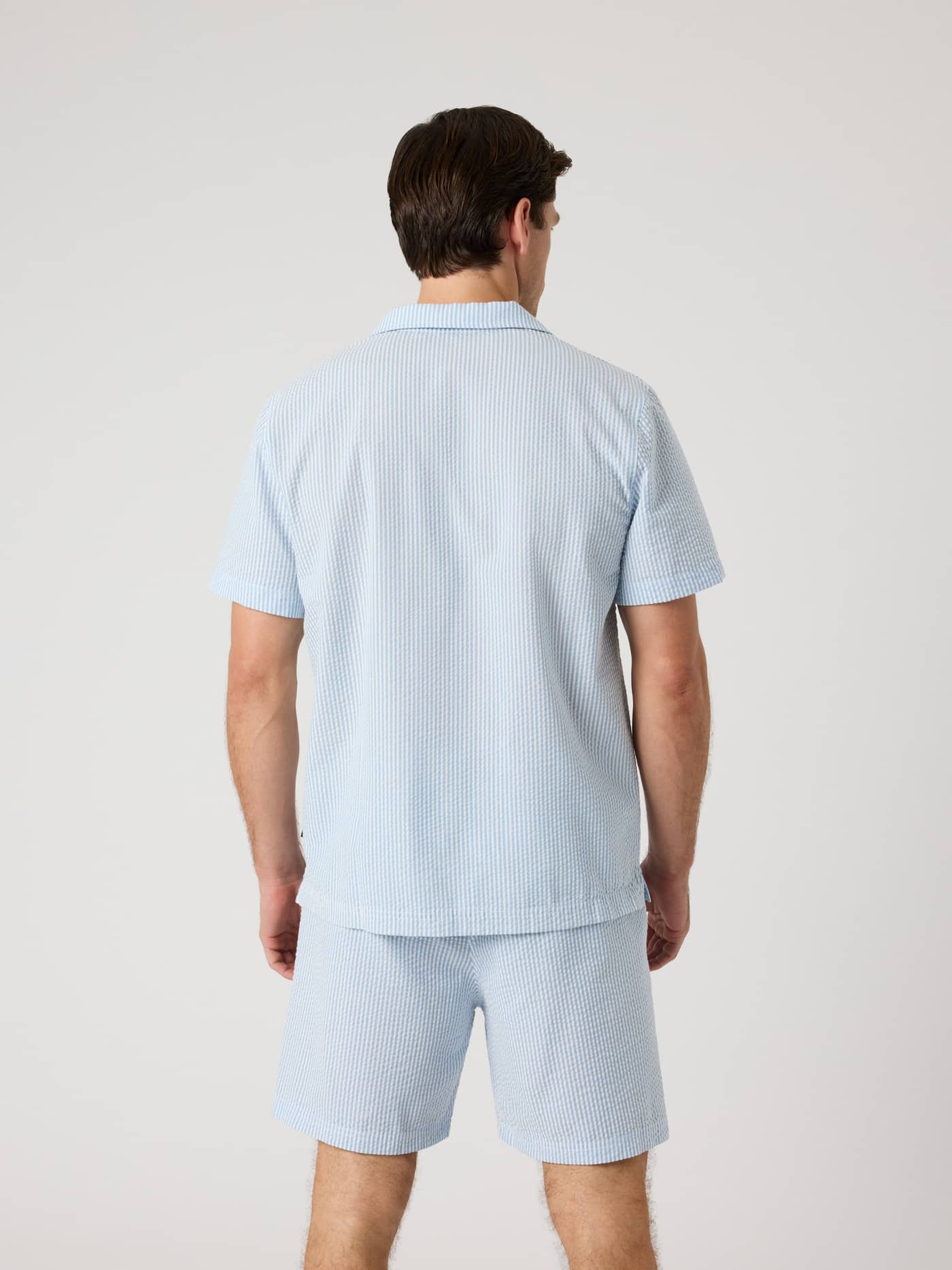 Vista posterior de la Borg Seersucker Resort Shirt en Shirt Stripe 1 (Azul) con diseño de rayas y ajuste regular. - Image 4