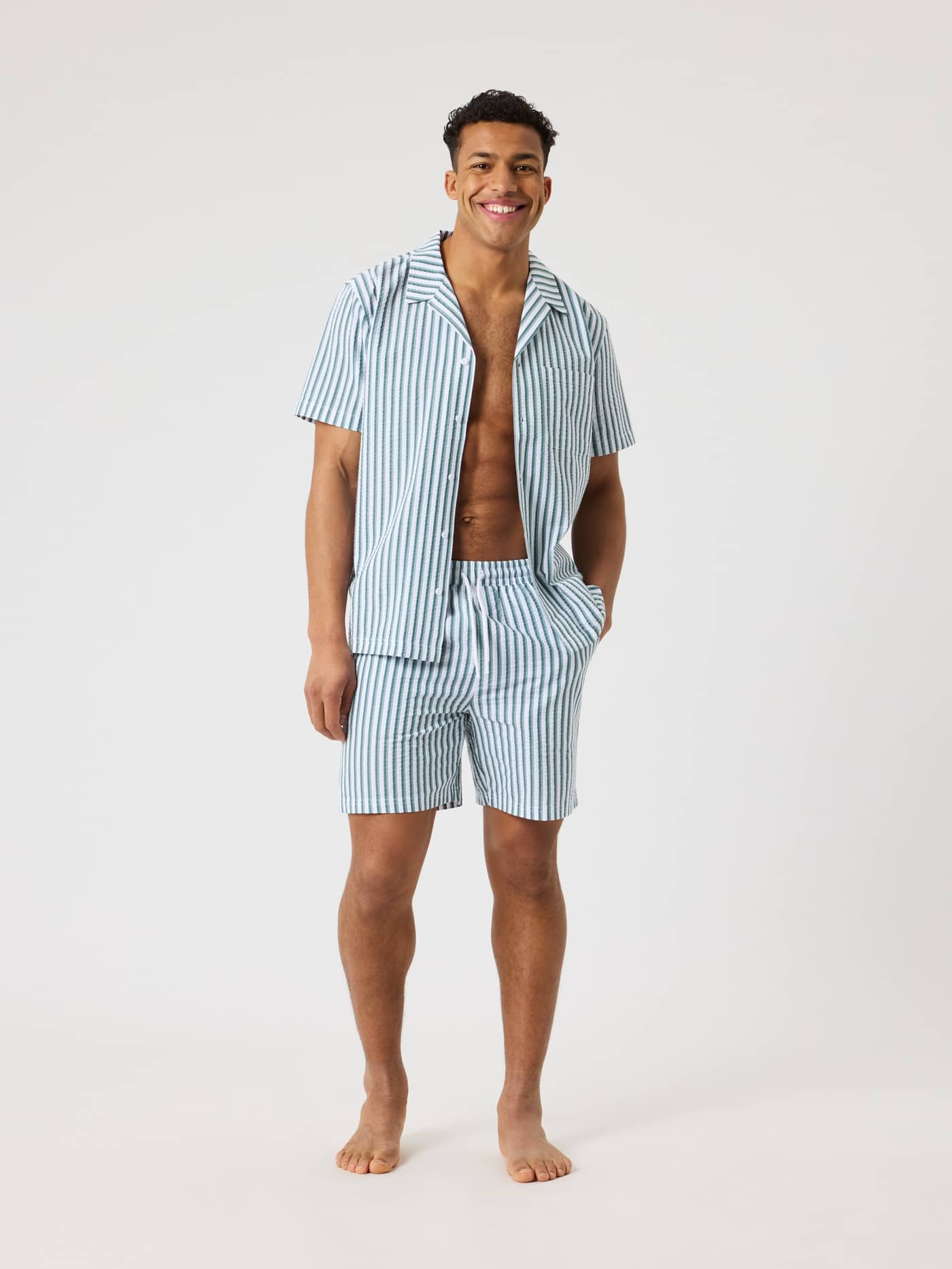 Vista frontal de la Borg Seersucker Resort Shirt en 7 Stripe 1 (Verde y Blanco) de algodón a rayas y cómodo ajuste regular. - Image 3