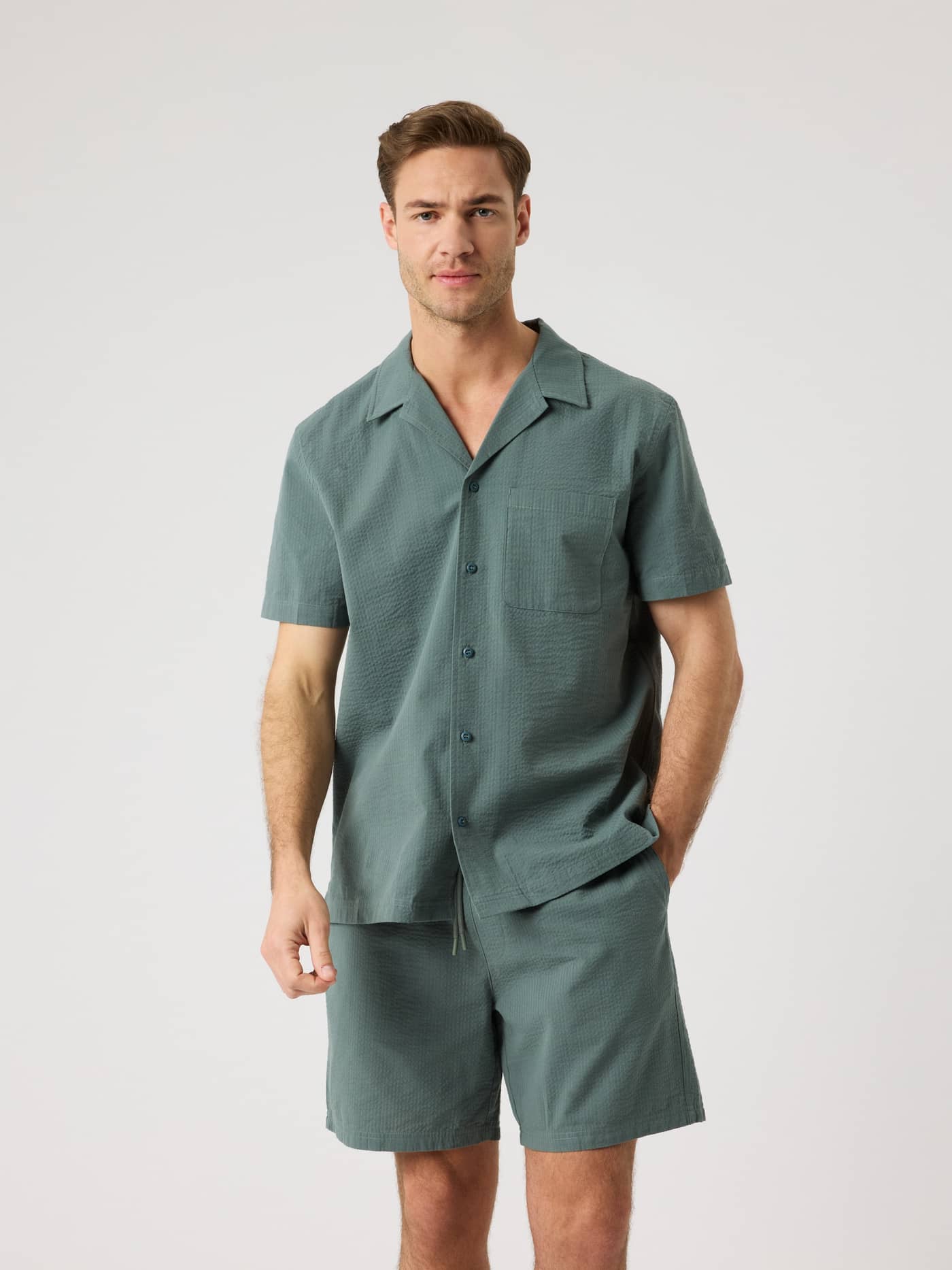 Vista frontal de un hombre con la Borg Seersucker Resort Shirt en Balsam Green (Verde) de algodón seersucker transpirable. - Image 2