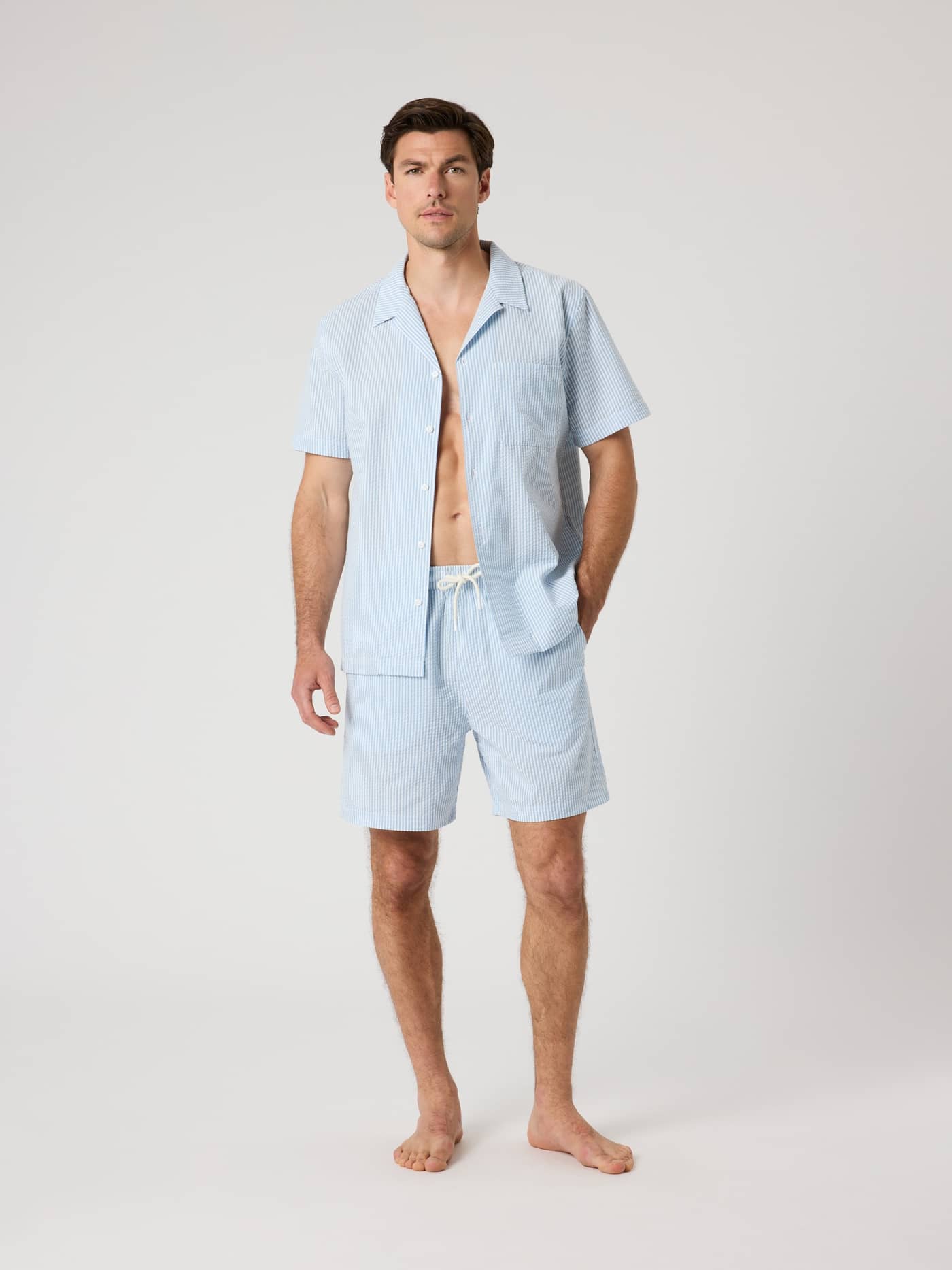 Borg Seersucker Resort Shirt en Shirt Stripe 1 (Azul) de ajuste relajado con shorts a juego en vista frontal. - Image 2