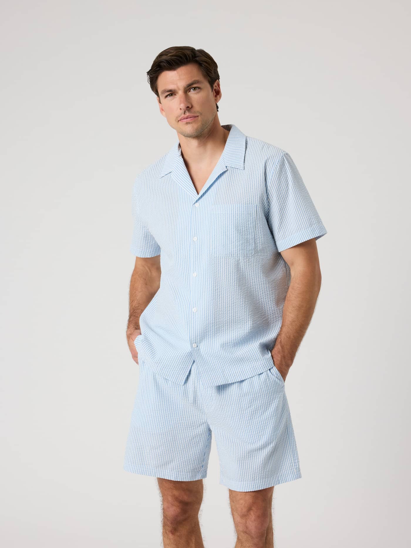 Vista frontal de un hombre con la Borg Seersucker Resort Shirt en Shirt Stripe 1 (Azul) de algodón seersucker a rayas. - Image 3
