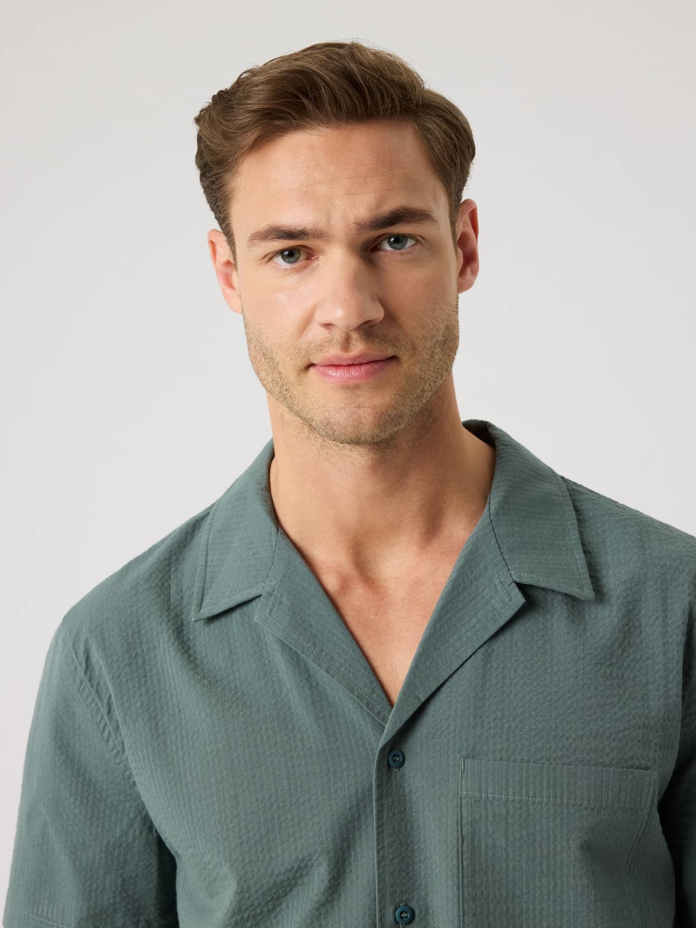 Vista frontal de un hombre con la Borg Seersucker Resort Shirt en Balsam Green (Verde) con cuello camp y algodón orgánico. - Image 6