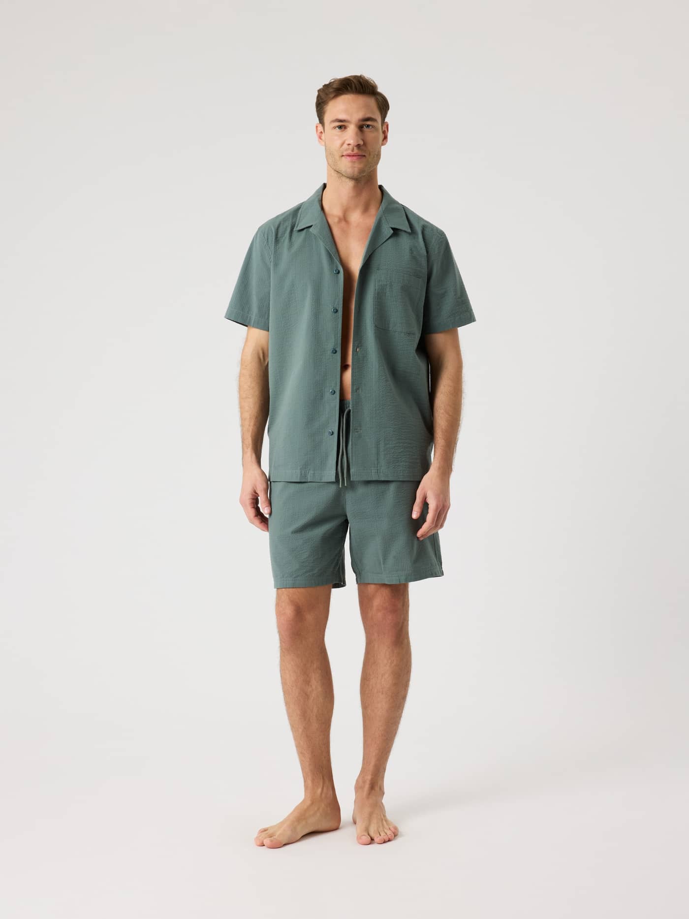 Borg Seersucker Resort Shirt i Balsam Green (Grön) sedd framifrån i helfigur med matchande shorts för en stilren look. - Image 1