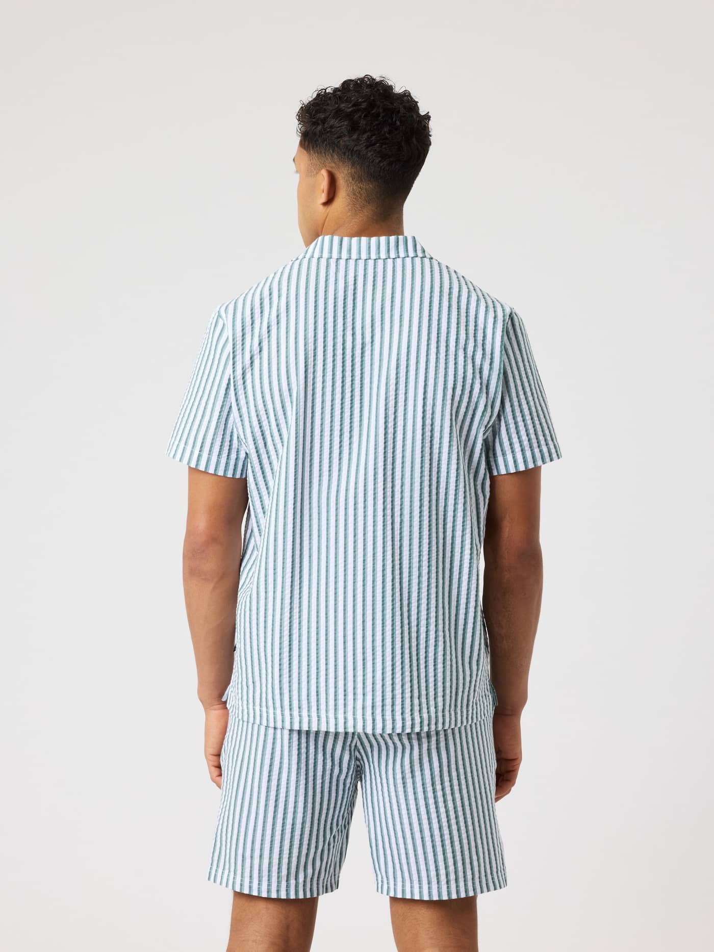 Vista posterior de un hombre con la Borg Seersucker Resort Shirt en 7 Stripe 1 (Verde/Blanco) con elegante ajuste regular. - Image 2